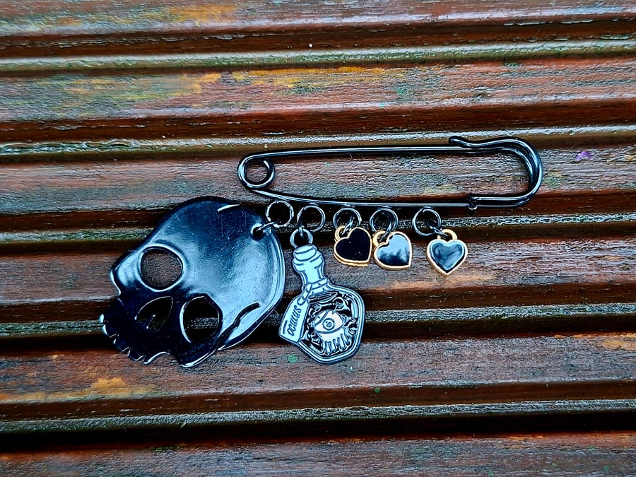 Safety Pin Brooch Badge black charms alternative emo skull potion punk Valloween