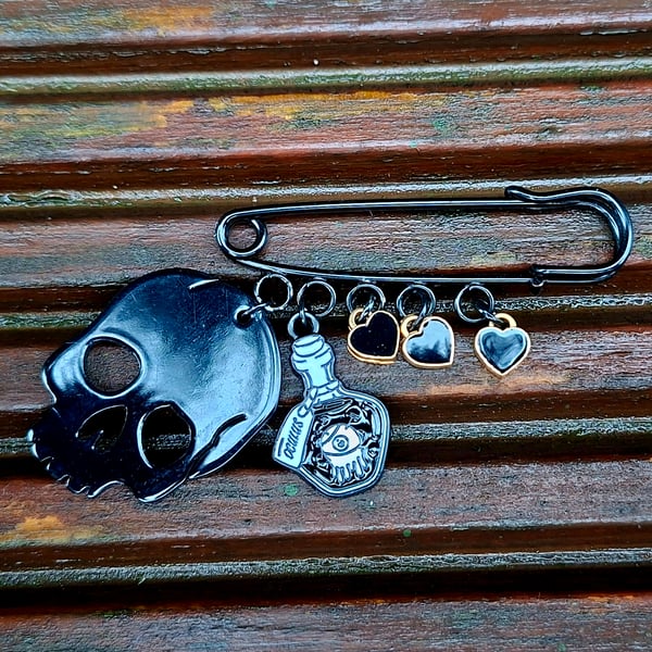 Safety Pin Brooch Badge black charms alternative emo skull potion punk Valloween