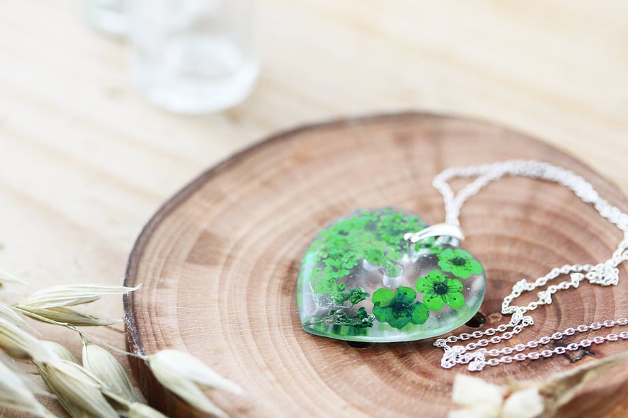 Pressed Flower Necklace Green Flower Heart Blossom Botanical Jewelry Pressed Flo