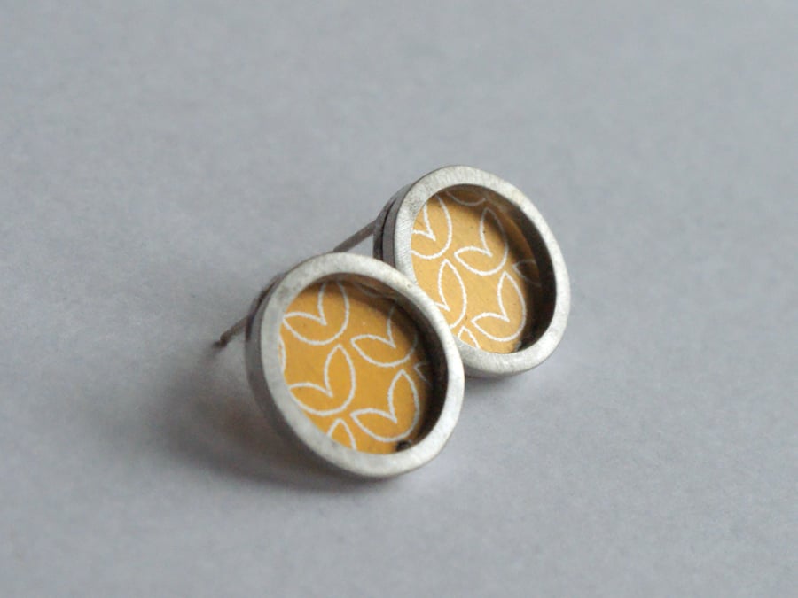 Yellow leaf pattern studs - silver circle