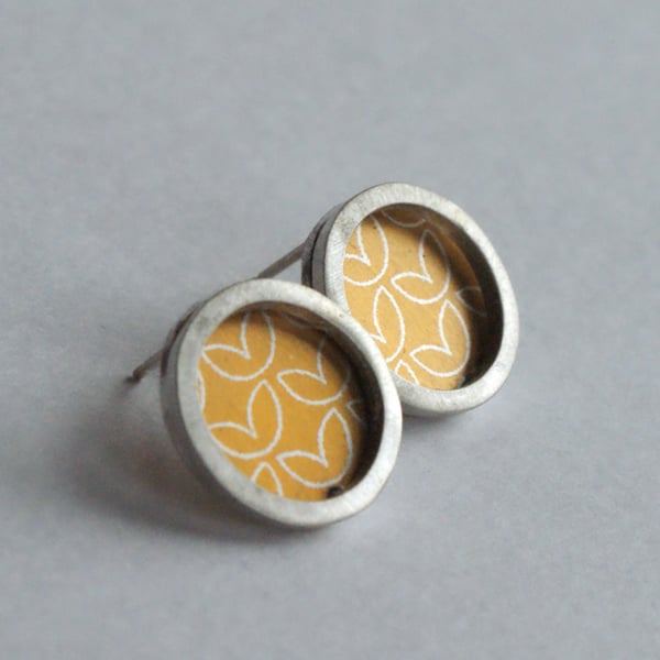 Yellow leaf pattern studs - silver circle