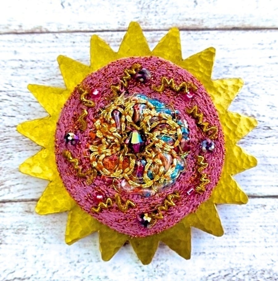 Sparkly star embroidered pink brooch. 