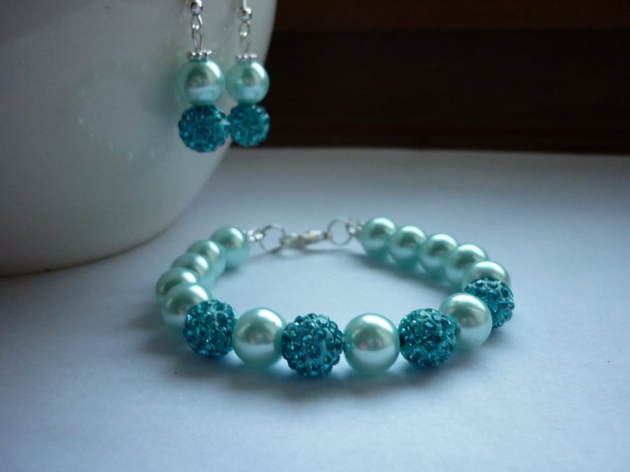 AQUA AND TURQUOISE PEARL AND PAVE BEAD BRACELET AND EARRING SET.