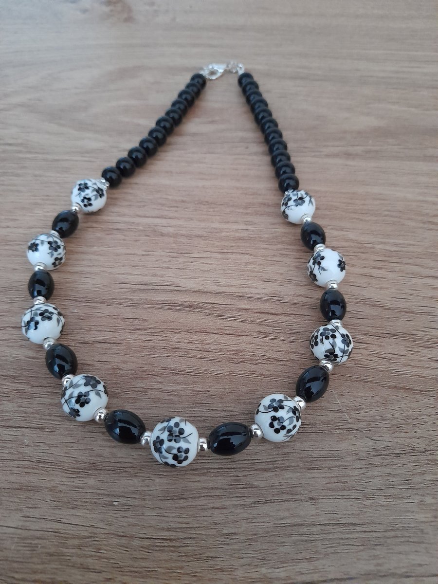 BLACK AND WHITE FLORAL PORCELAIN BEAD NECKLACE.  