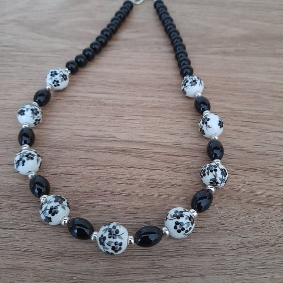 BLACK AND WHITE FLORAL PORCELAIN BEAD NECKLACE.  