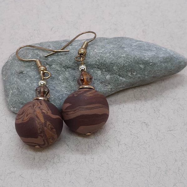 Earrings in a chestnut brown swirl design