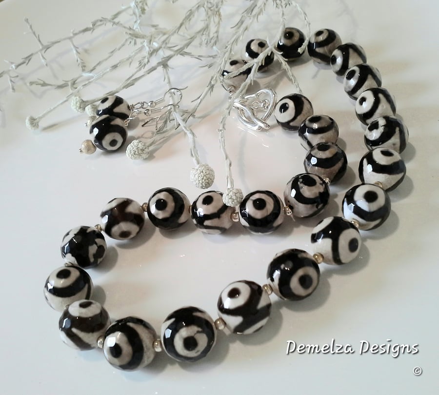 Black & Cream 10mm Rounds Agate Necklace & Earrings  Silver Plated Gift Set