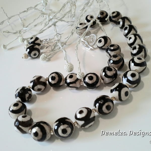 Black & Cream 10mm Rounds Agate Necklace & Earrings  Silver Plated Gift Set