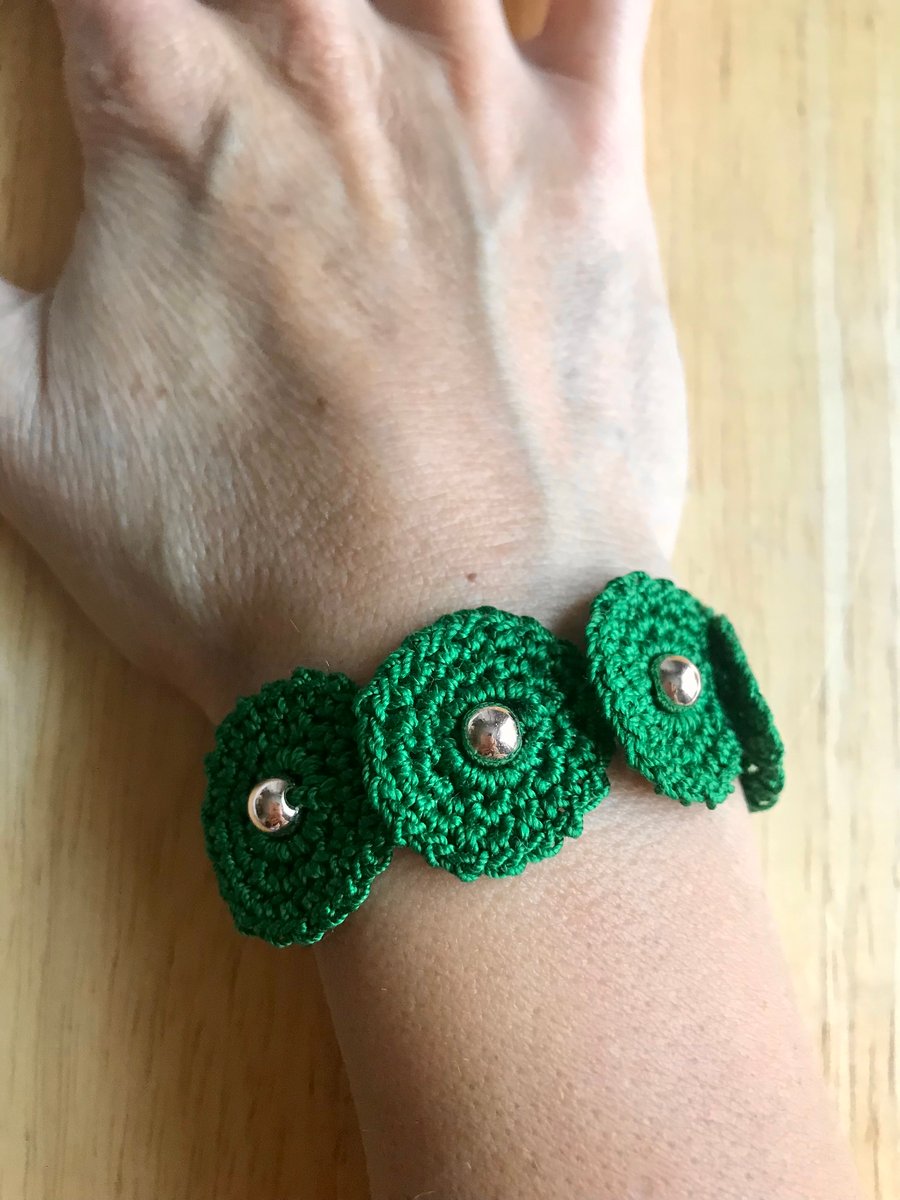 Green handmade bracelet. Crochet.