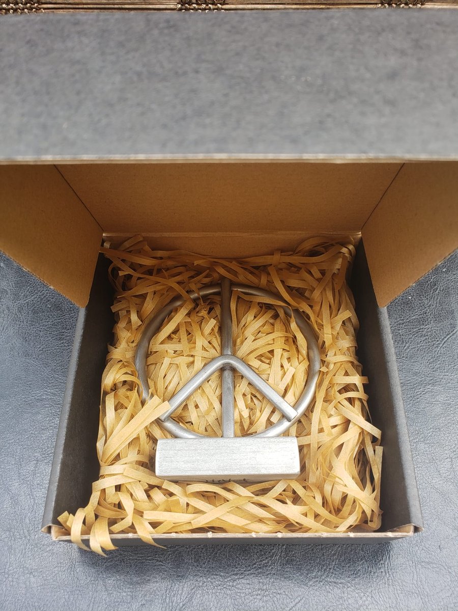 Flower power statuette 