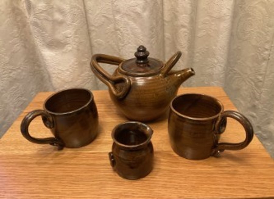 Tea for two!  Teapot, 2 mugs and pourer