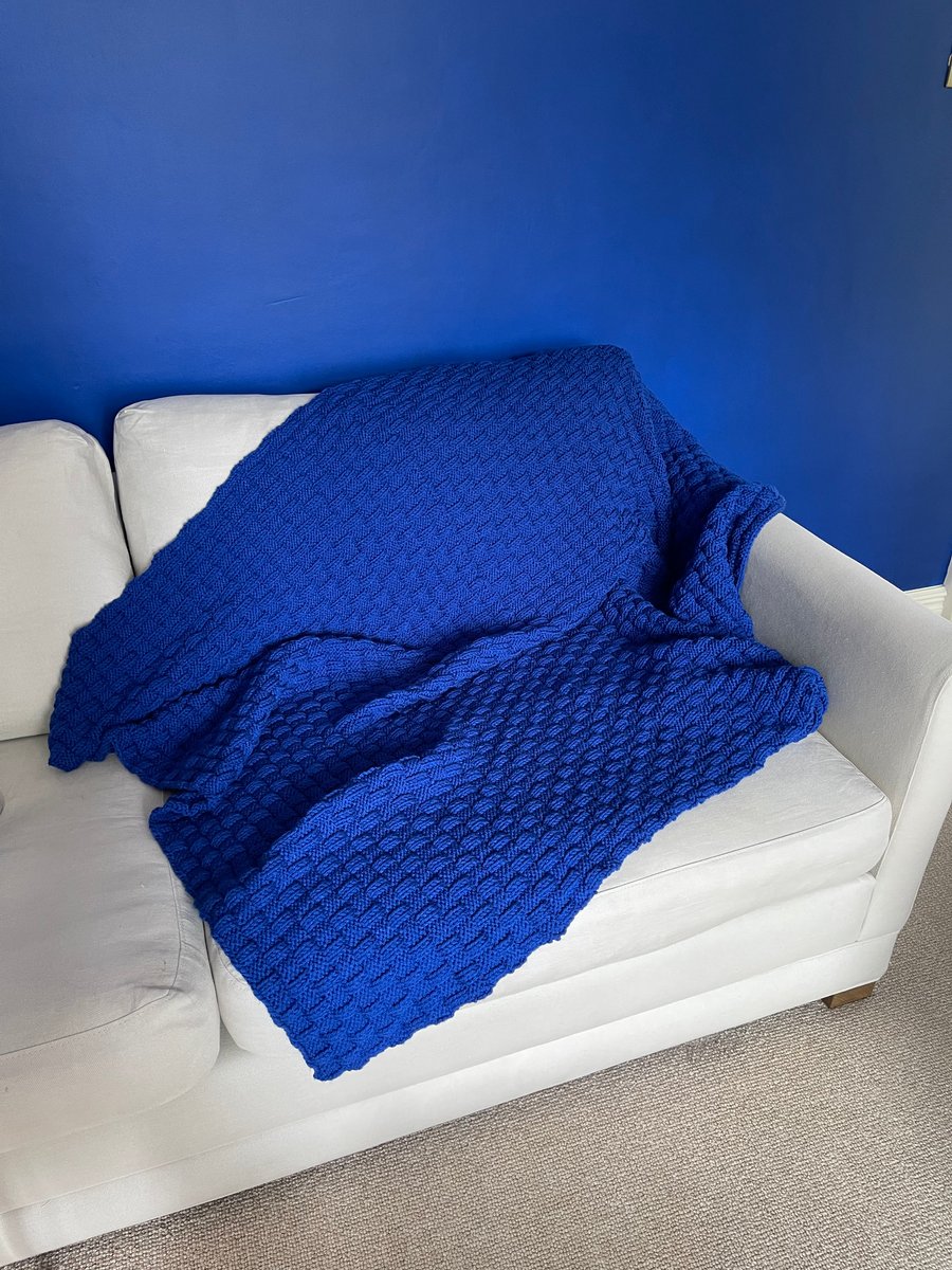 Royal blue check pattern knitted blanket