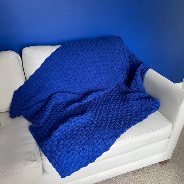 Royal blue check pattern knitted blanket