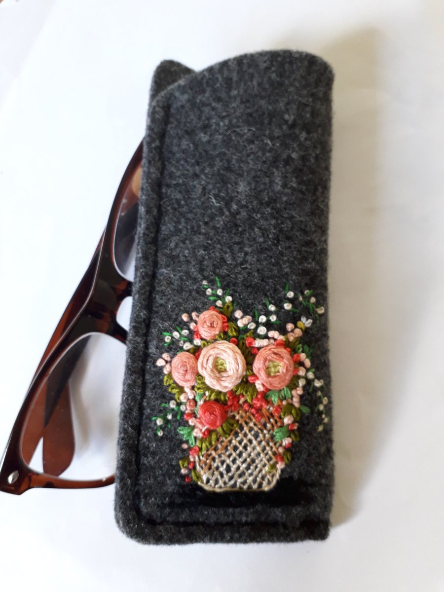 Glasses case in wool felt embroidered with flowers  