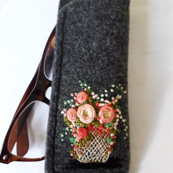Glasses case in wool felt embroidered with flowers  
