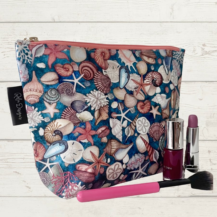 Make up bag sea shells and starfish 
