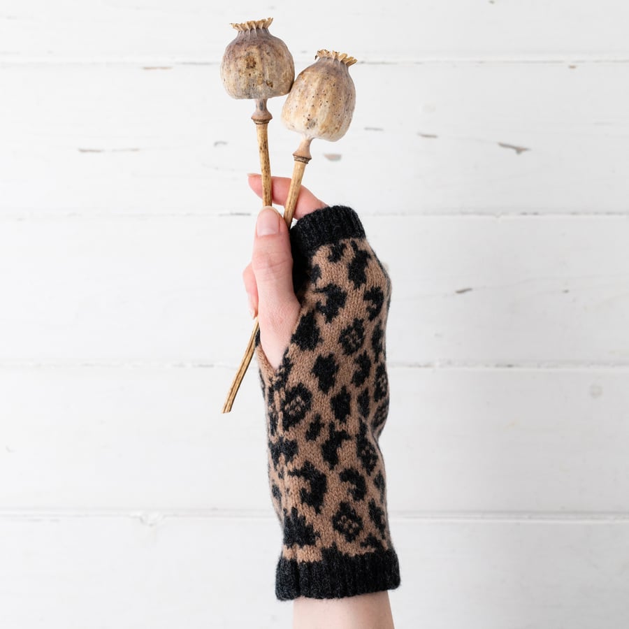 Leopard knitted wrist warmers - camel