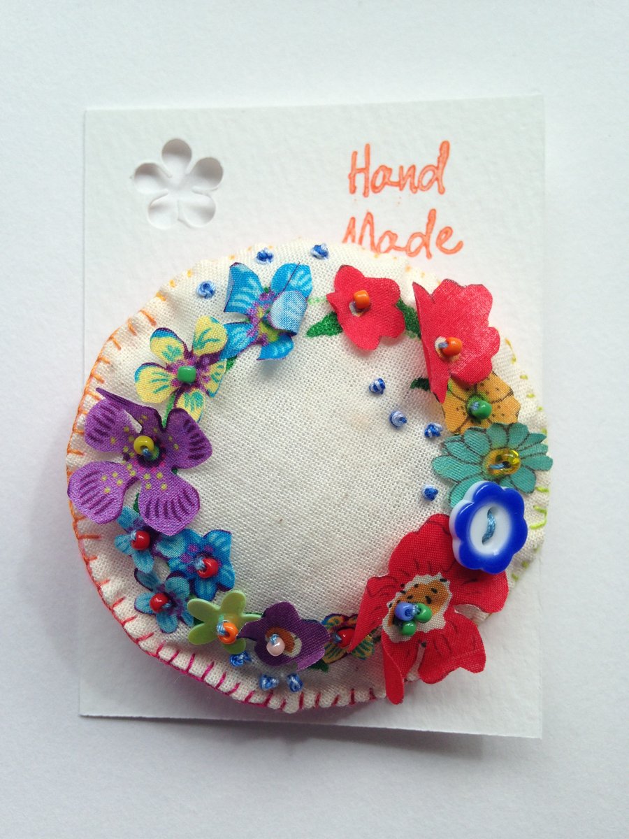 Flowery wreath brooch