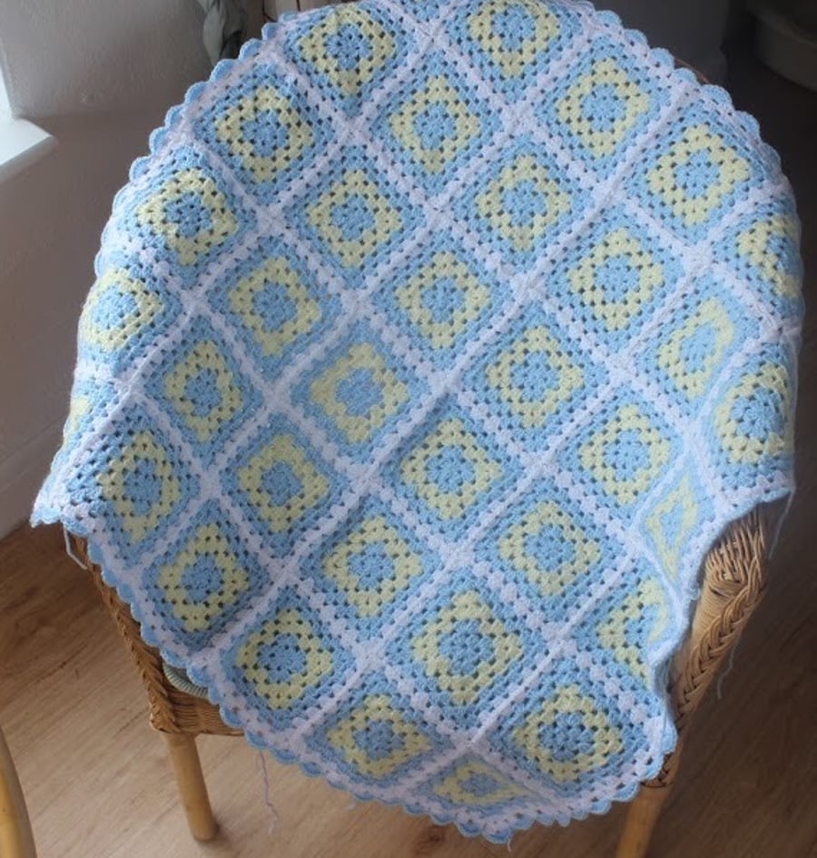 Gorgeous crocheted baby blanket 