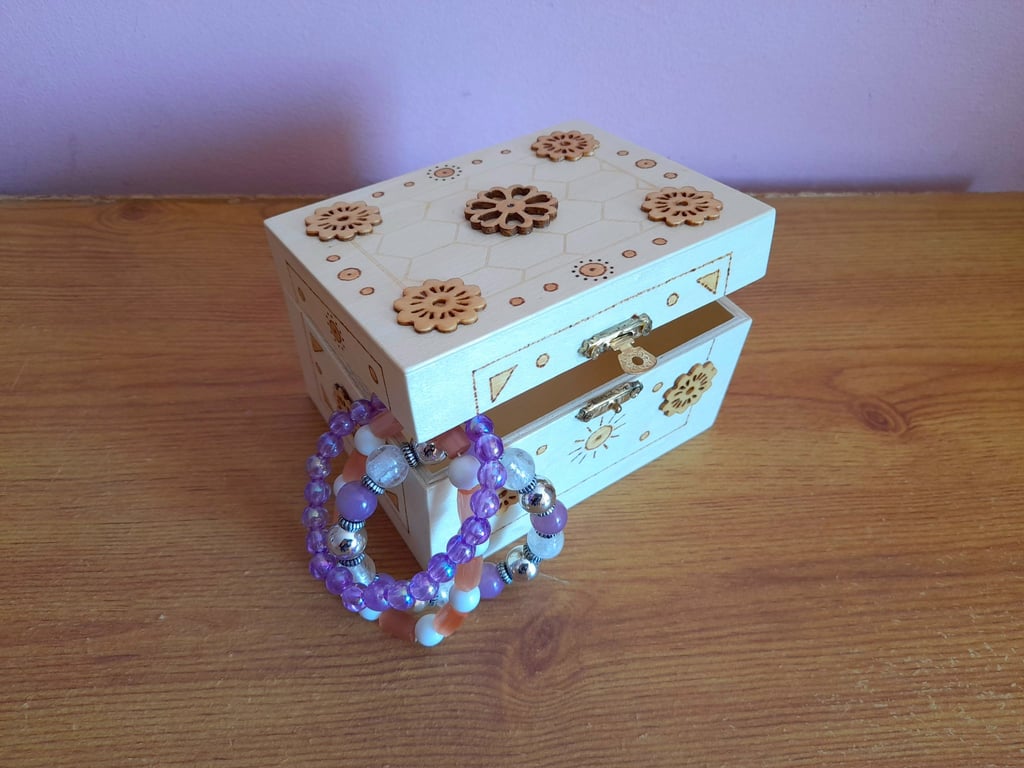 Keepsake box. Engraved big jewelry box.