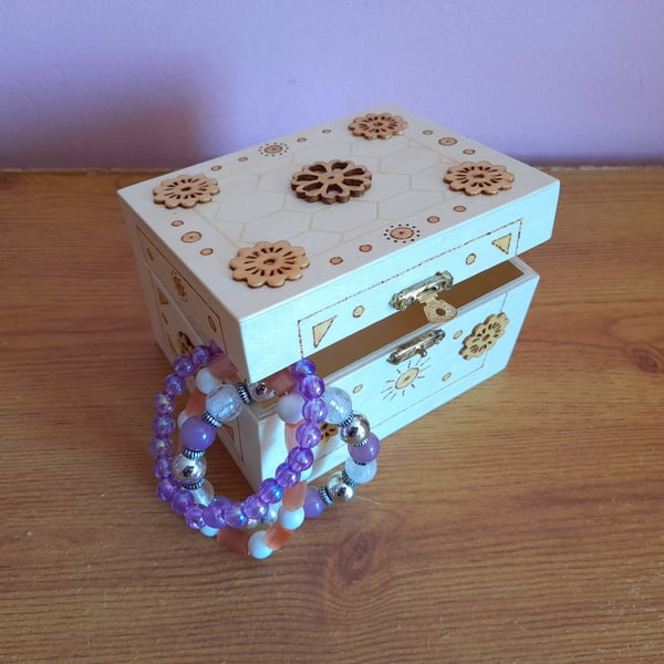 Keepsake box. Engraved big jewelry box.