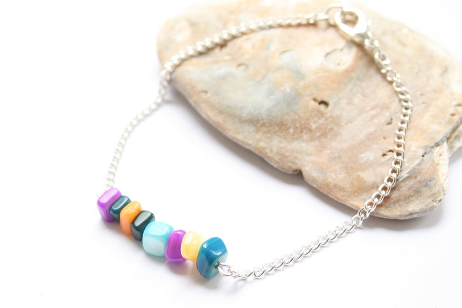 Multicoloured shell chip bracelet.