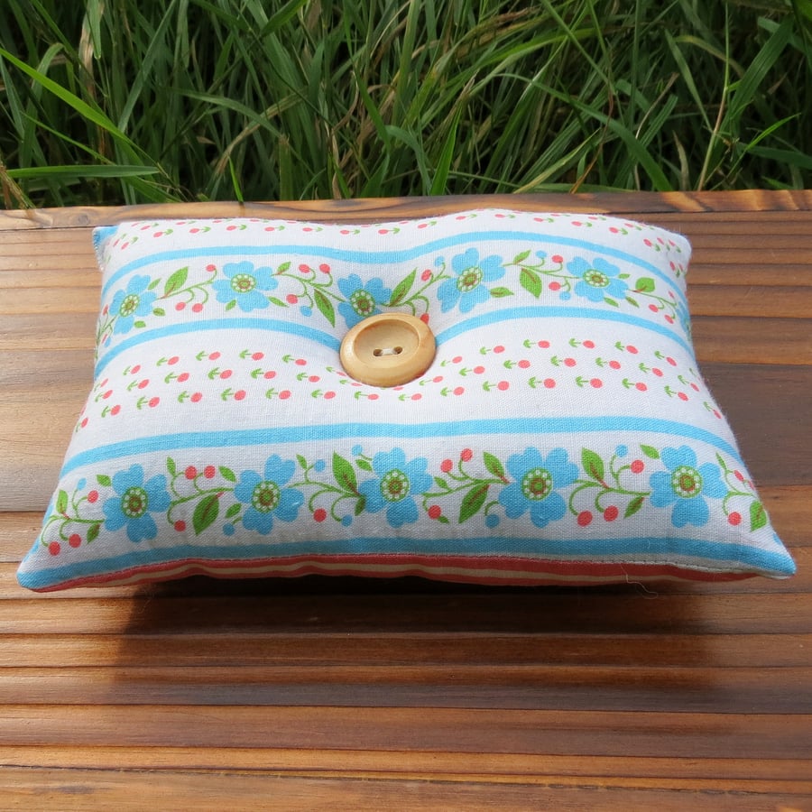 A retro inspired pin cushion.  Vintage 1960s fabric.