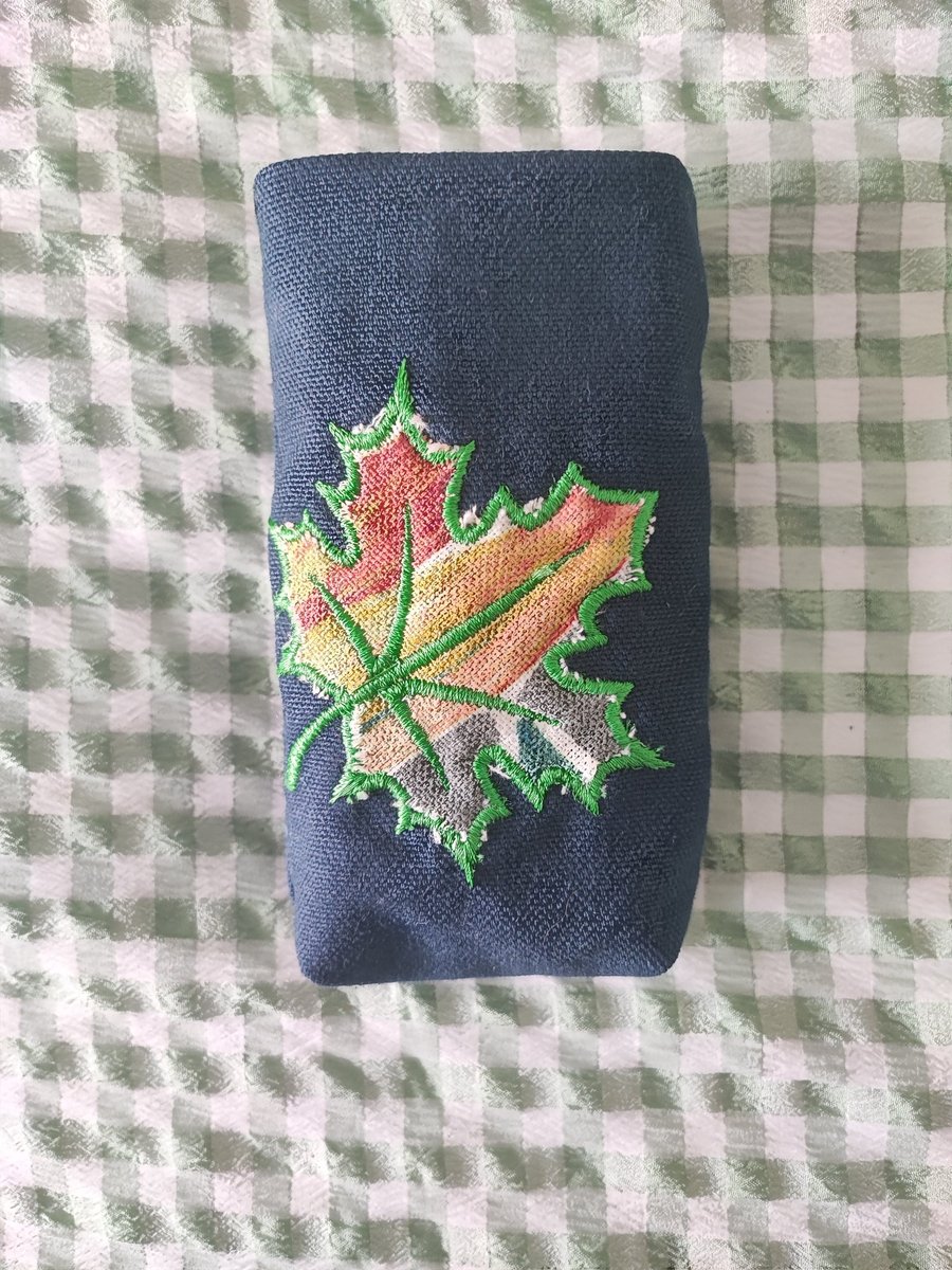 Tissue Holder navy blue with embroidered Maple Leaf