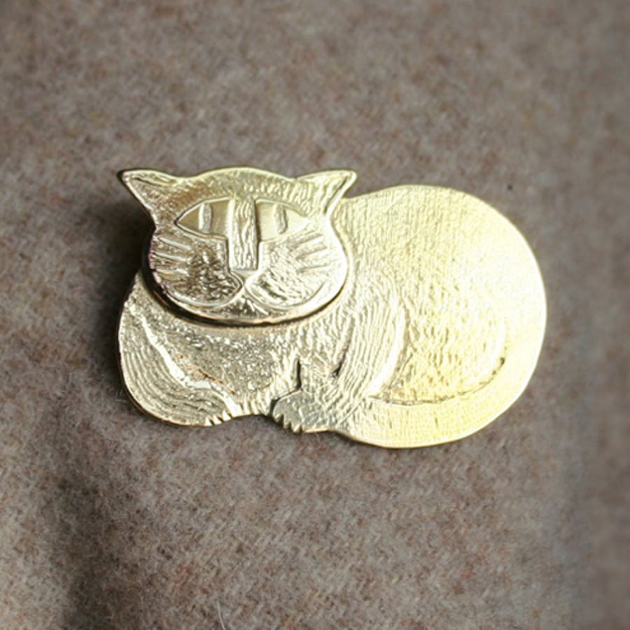Cheshire cat brooch