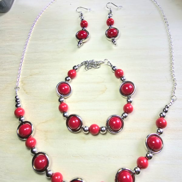 Silver ringed red beaded jewellery set - Necklace, bracelet and earrings. 