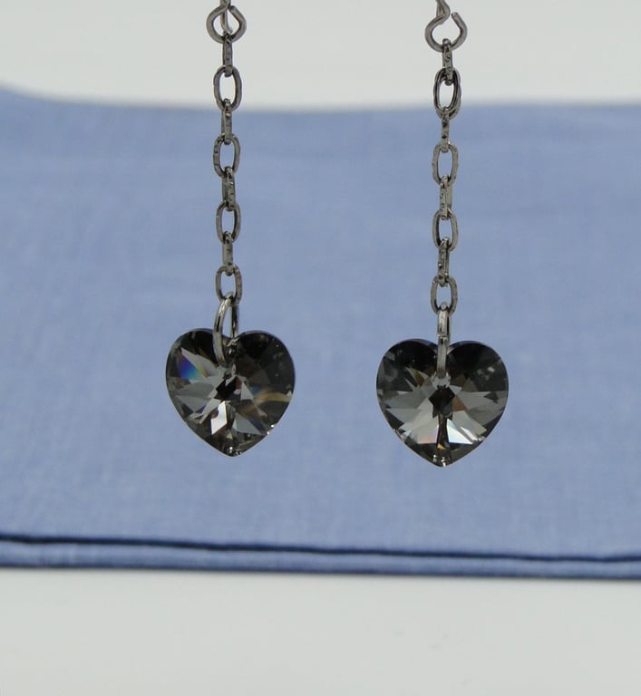 Sparkling Black Chrystal Heart earrings on a black chain. Stocken fillers