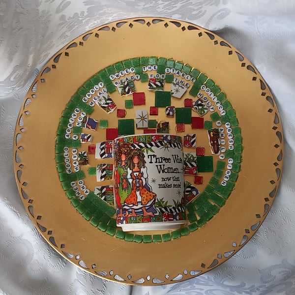 FUN FESTIVE 3D MOSAIC FEATURING THREE WISE WOMEN INSTEAD OF WISE MEN.