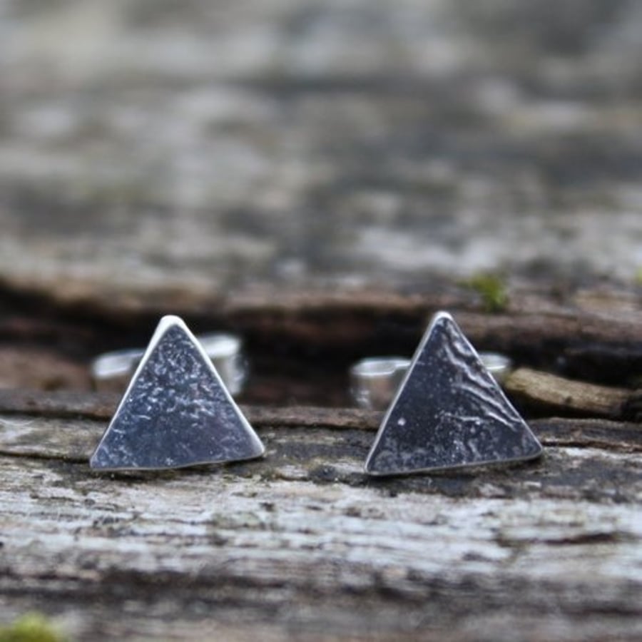 Tiny textured studs Triangles