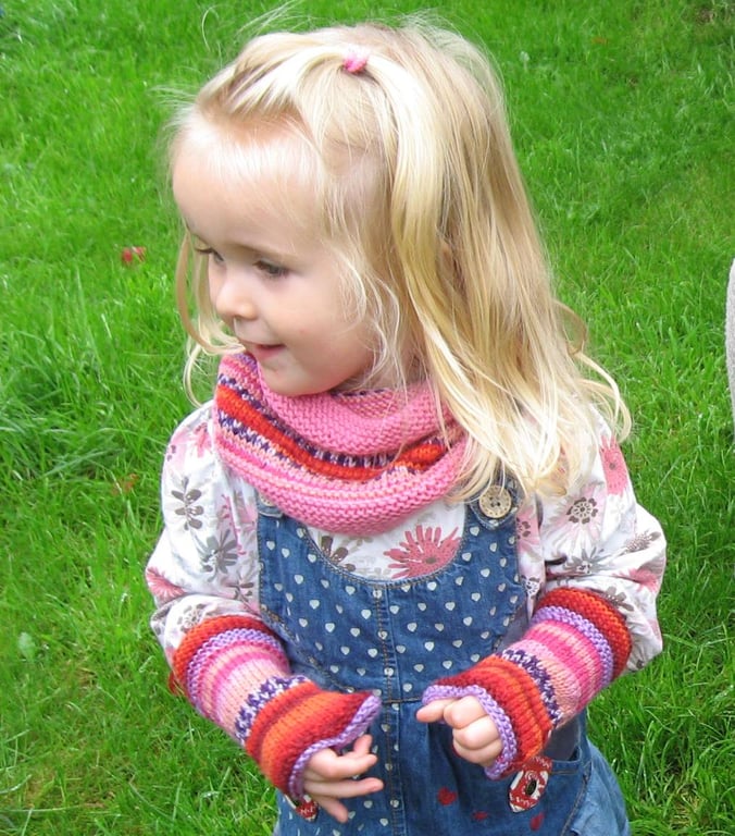 Really Easy Fingerless Gloves and Cowl Digital Knitting Pattern