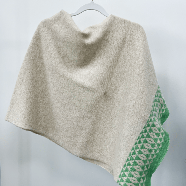 Mirror knitted poncho - linen and springtime green