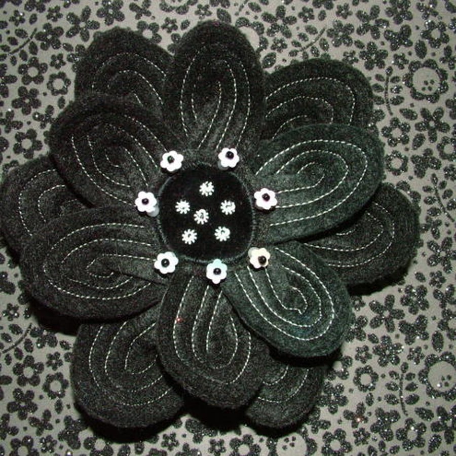 BLACK AND WHITE SCULPTED FELT CORSAGE