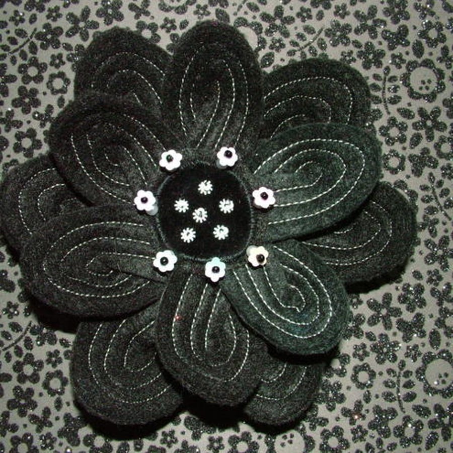 BLACK AND WHITE SCULPTED FELT CORSAGE