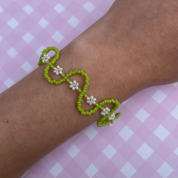 Green Swirl Flower Seed Bead Bracelet 