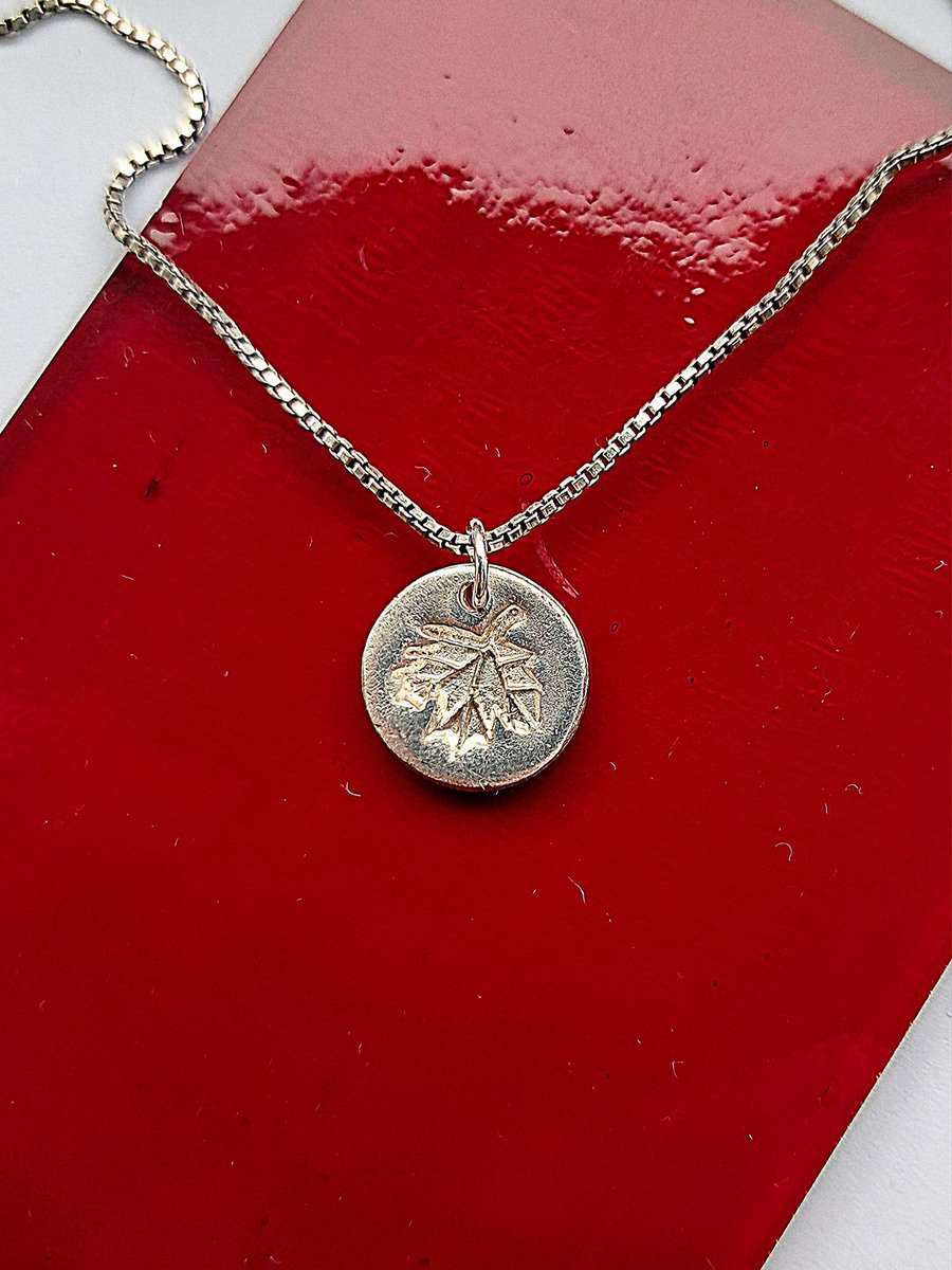silver maple leaf round pendant