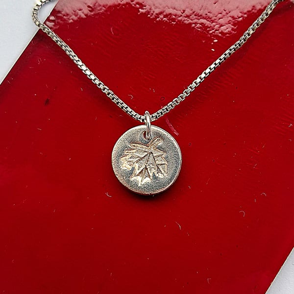 silver maple leaf round pendant
