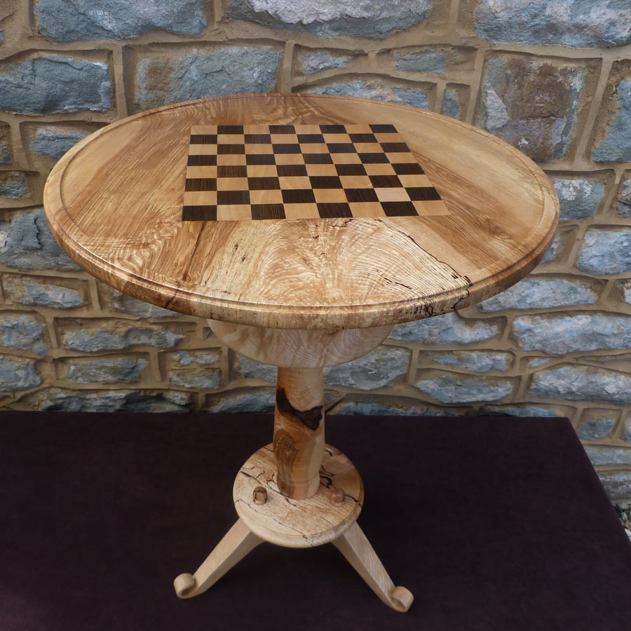 chess table, chess and draughts pieces also Flat pack