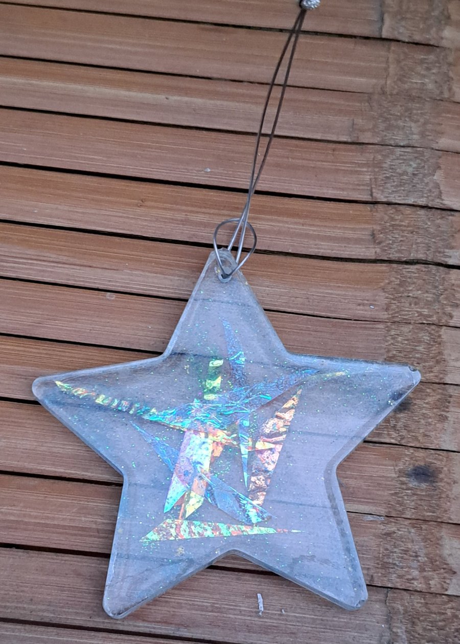 Hanging clear resin star with multicoloured dichroic strips