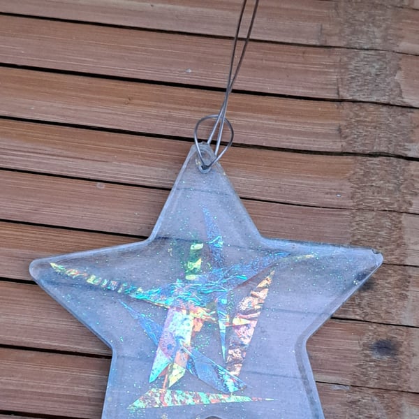 Hanging clear resin star with multicoloured dichroic strips