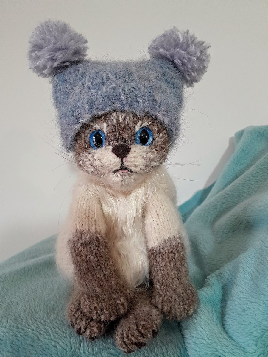 Ragdoll Seal Point Kitten, dotpebblesknits Design, Knitted Sitting Kitten,  