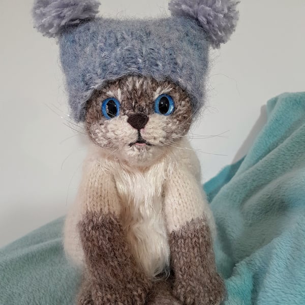 Ragdoll Seal Point Kitten, dotpebblesknits Design, Knitted Sitting Kitten,  