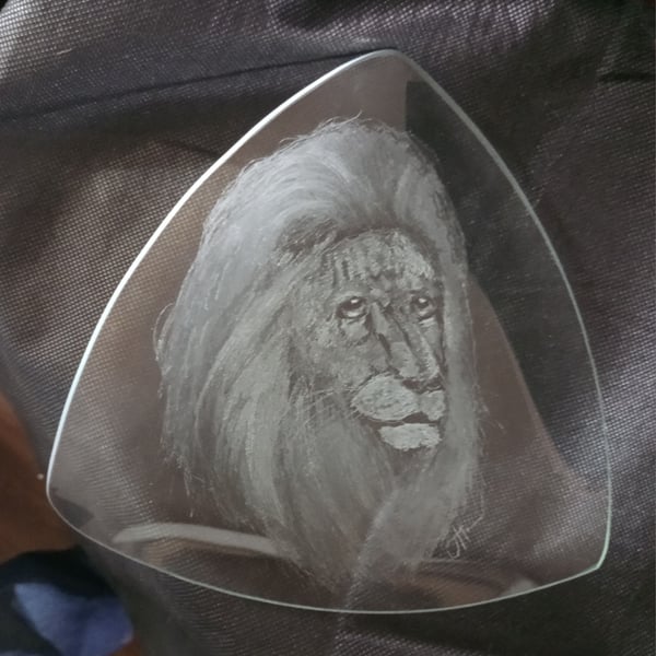 Lion on a triangular glass dish 