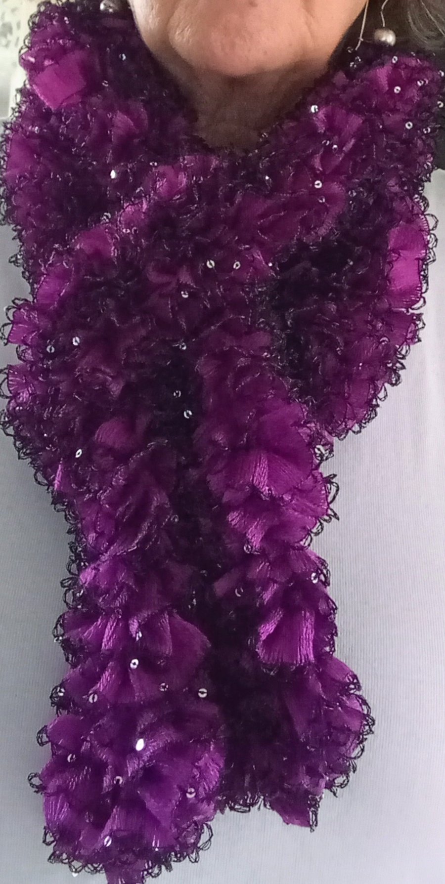 Frilly scarf with sequins