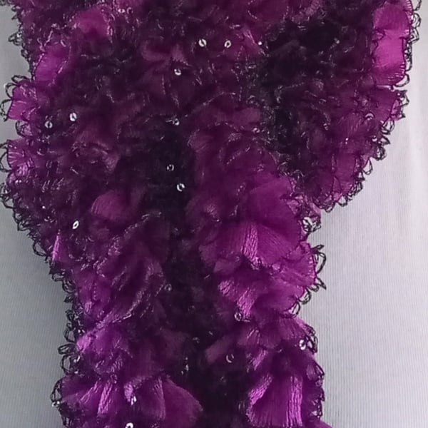 Frilly scarf with sequins