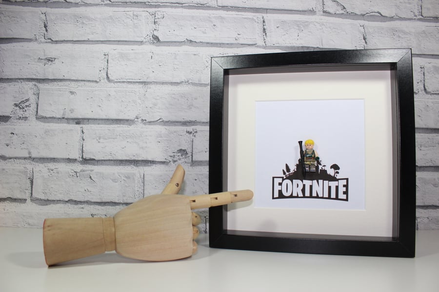 FORTNITE - Framed custom minfigure - Awesome art work - Video game - Gaming