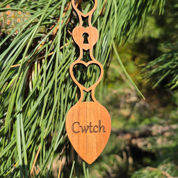 Welsh Lovespoon Decoration – "Cwtch" Engraved, Cherry Veneered MDF